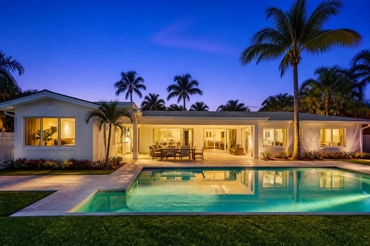 Renovated 1960s ranch, saltwater pool, 0.4 mi to the beach